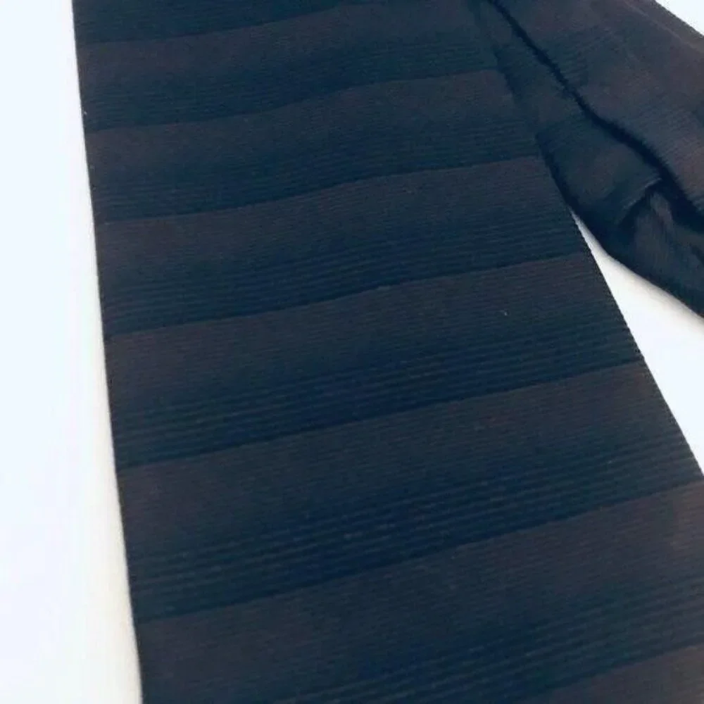 #9722 VTG BANANA REPUBLIC BROWN SILK NECKTIE 57X4
